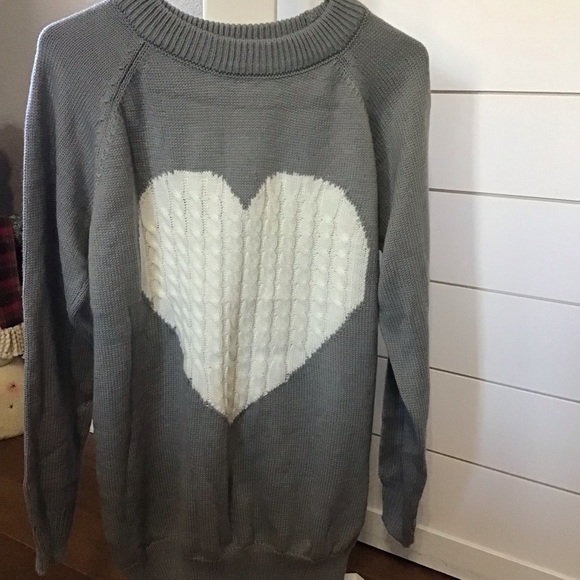 Sweaters - Gray heart sweater